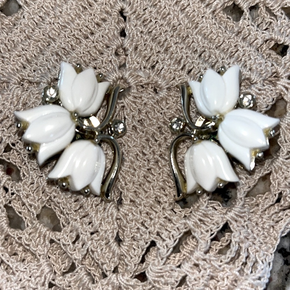 Elegant Kramer White Tulip Thermoset Clip-On Earrings Designer Signed - Picture 12 of 13
